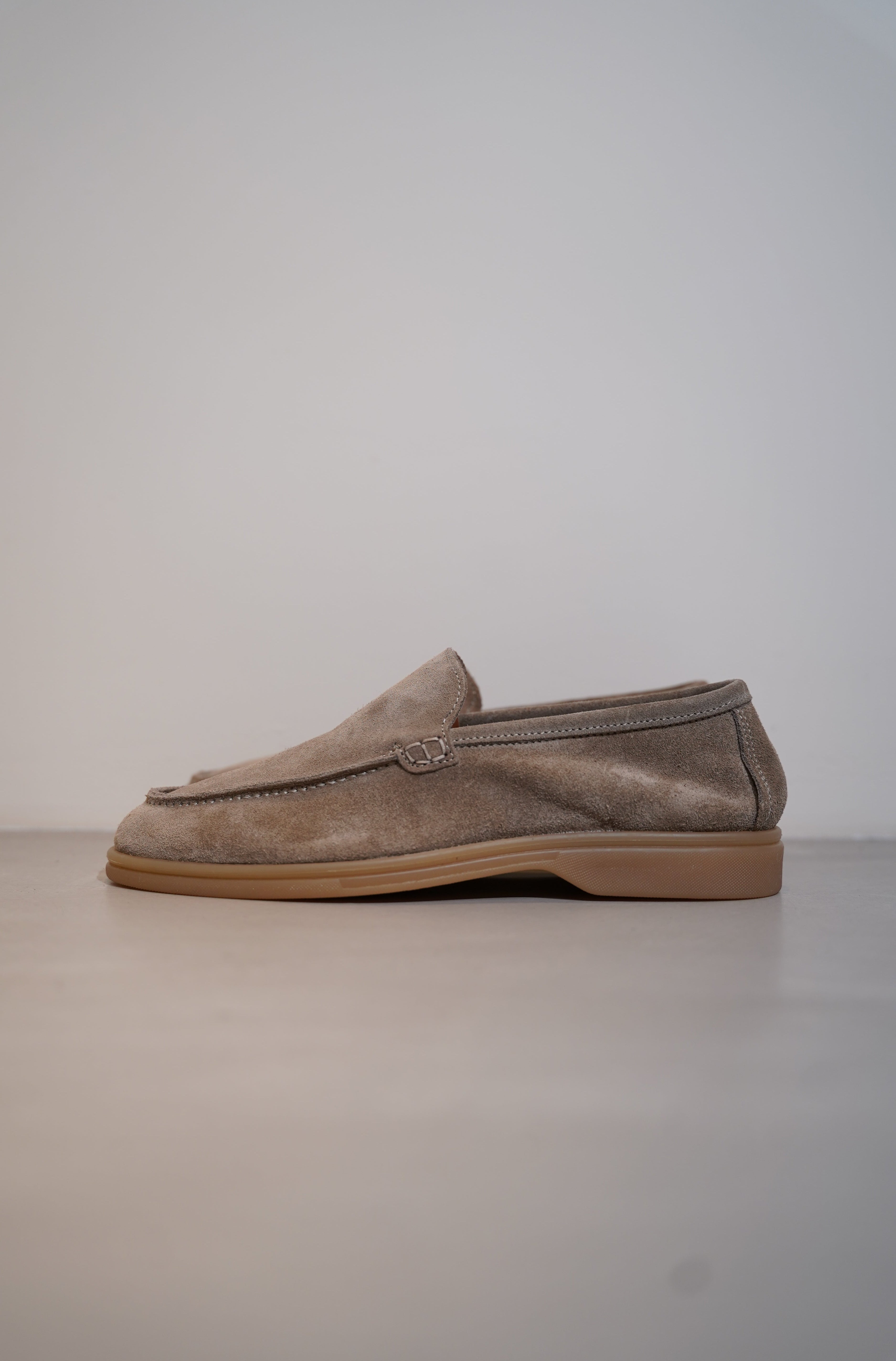 Suede beige loafer
