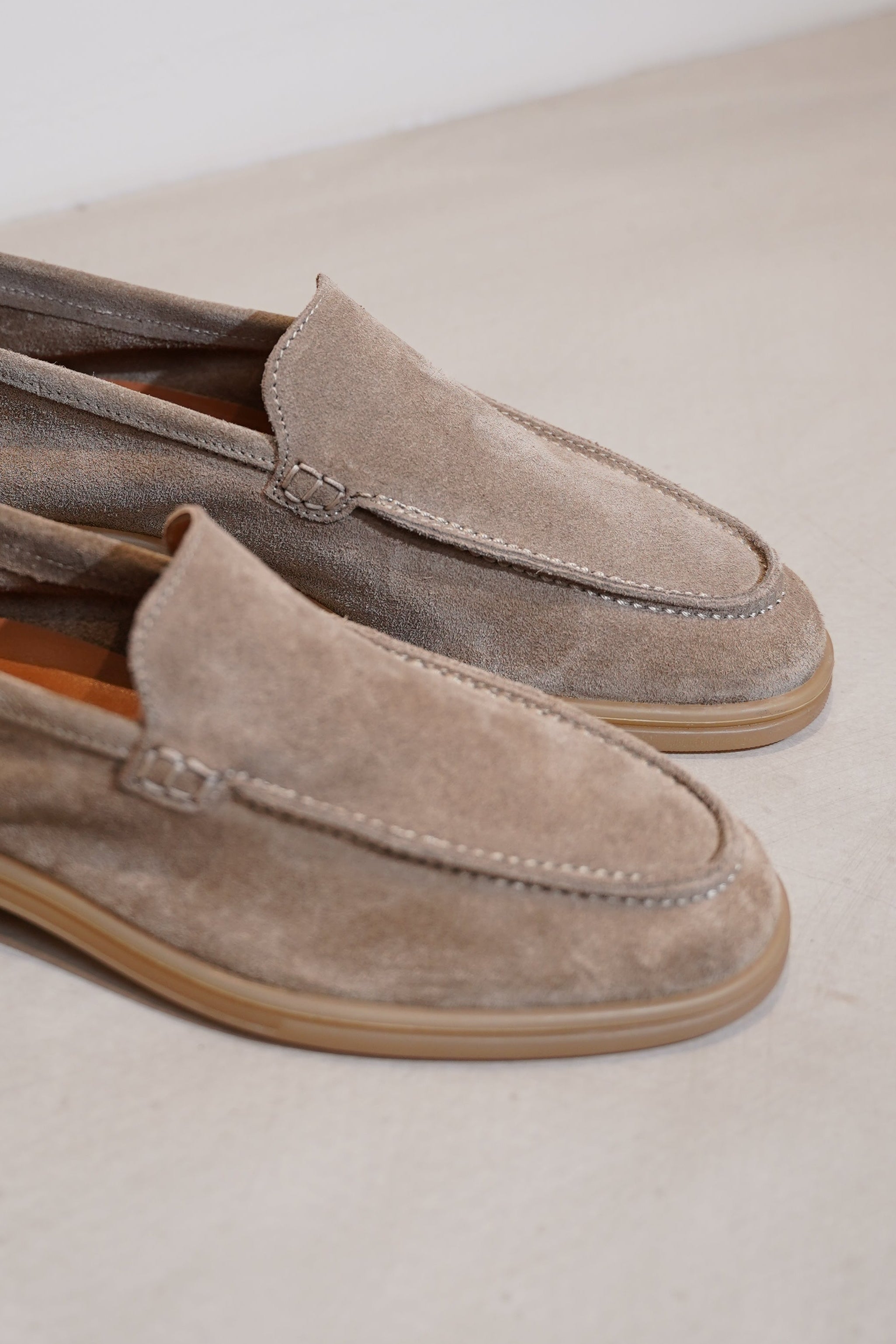 Suede beige loafer
